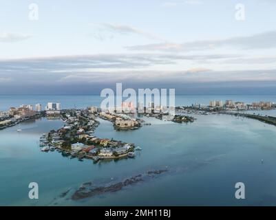 Vue aérienne sur la côte du golfe à Clearwater Beach avec lumière pastel le matin, comté de Pinellas, Floride, États-Unis. Banque D'Images