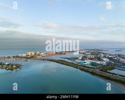 Vue aérienne de Clearwater Beach avec l'aquarium marin de Clearwater et les hôtels à la lumière douce du matin, comté de Pinellas, Floride, États-Unis. Banque D'Images