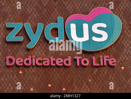 Ahmedabad, Inde. 22nd janvier 2023. Logo Zydus lifesciences vu sur leur siège social à Ahmedabad. Zydus lifesciences Limited est une société pharmaceutique multinationale indienne basée à Ahmedabad, dans le Gujarat enganed dans la fabrication de médicaments génériques. (Photo par Ashish Vaishnav/SOPA Images/Sipa USA) crédit: SIPA USA/Alay Live News Banque D'Images