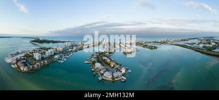 Panorama aérien de Clearwater Beach avec Sand Key sur la côte du golfe de Pinellas County, Floride, États-Unis. Banque D'Images