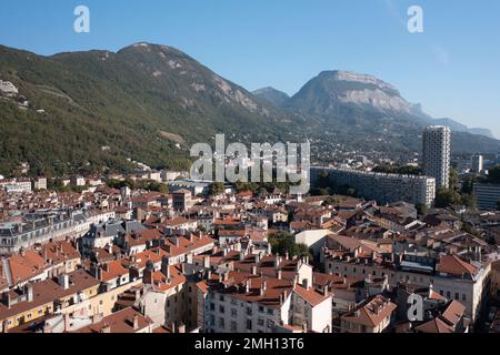 GRENOBLE, FRANCE - septembre 2022 : vue aérienne de la ville Banque D'Images