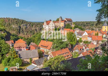 Village et château Hohnstein dans la région de la Suisse saxonne, Saxe, Allemagne Banque D'Images