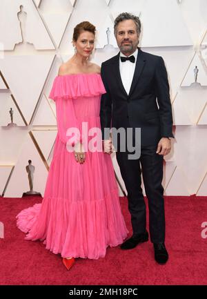 Foto: Mark Ruffalo e a mulher, Sunrise Coigney, vão juntos ao lançamento do  filme 'Os Vingadores 2', em Los Angeles, Estados Unidos - Purepeople