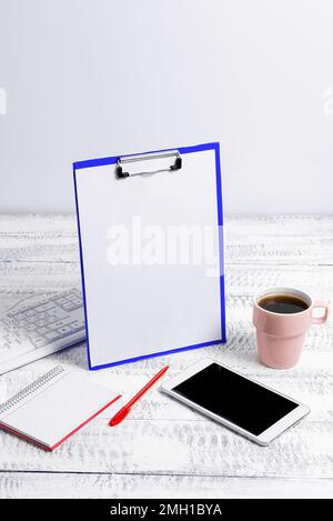 Bloc-notes avec messages importants sur le bureau avec café, téléphone et stylo. Informations sur les crutiales écrites sur le bloc-notes de la table avec la tasse, les mémos et le crayon. En retard Banque D'Images