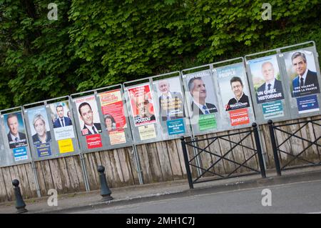 REYRIEUX, FRANCE - 15 AVRIL 2017 : affiches de campagne officielles pour l'élection présidentielle française 2017, les 11 candidats. Banque D'Images