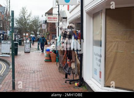 Egham, Surrey, Royaume-Uni. 26th janvier 2023. Boutique de vêtements de charité à vendre. Une journée tranquille à Egham High Street, car de nombreux acheteurs sont aux prises avec la crise du coût de la vie. Crédit : Maureen McLean/Alay Live News Banque D'Images