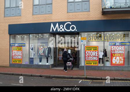 Egham, Surrey, Royaume-Uni. 26th janvier 2023. La société M&Co, détaillant de vêtements de High Street, est entrée en administration pour la deuxième fois et ferme actuellement ses magasins. Crédit : Maureen McLean/Alay Live News Banque D'Images