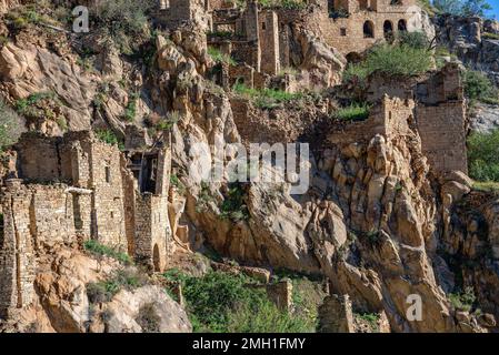 Ruines de bâtiments résidentiels abandonnés dans le village de montagne de Gamsutl. Dagestan, Russie Banque D'Images