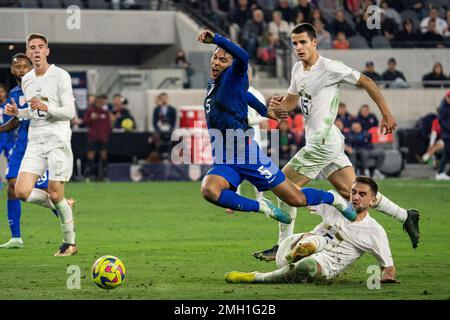 Le défenseur américain Jonathan Gómez (5) est fouillé par le défenseur serbe Marko Mijallović (5) lors d'un match international amical, mercredi Banque D'Images