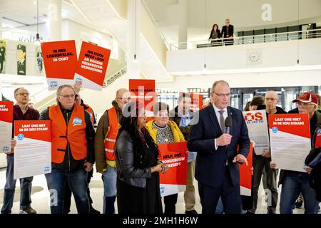 APELDOORN - les employés des entreprises de travail social présentent une pétition au maire ton Heerts à Apeldoorn. Ils veulent des salaires plus élevés et une allocation de déplacement plus élevée de la part de leur employeur, l'Association des municipalités néerlandaises (VNG), en relation avec la forte inflation. ANP ROBIN VAN LONKHUIJSEN pays-bas Out - belgique Out Credit: ANP/Alay Live News Banque D'Images