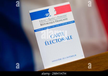 Carte de vote française avec drapeau français en arrière-plan Banque D'Images