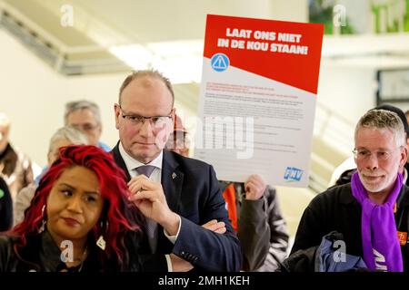 APELDOORN - les employés des entreprises de travail social présentent une pétition au maire ton Heerts à Apeldoorn. Ils veulent des salaires plus élevés et une allocation de déplacement plus élevée de la part de leur employeur, l'Association des municipalités néerlandaises (VNG), en relation avec la forte inflation. ANP ROBIN VAN LONKHUIJSEN pays-bas Out - belgique Out Credit: ANP/Alay Live News Banque D'Images