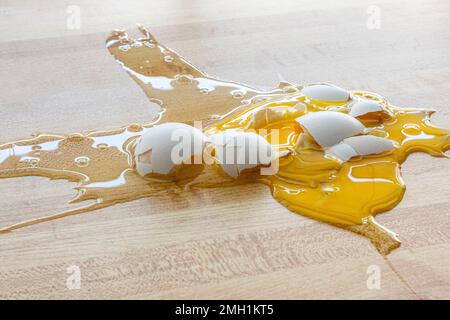 Plan horizontal d'un œuf de poulet blanc sur le sol pour faire un désordre. Banque D'Images