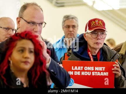 APELDOORN - les employés des entreprises de travail social présentent une pétition au maire ton Heerts à Apeldoorn. Ils veulent des salaires plus élevés et une allocation de déplacement plus élevée de la part de leur employeur, l'Association des municipalités néerlandaises (VNG), en relation avec la forte inflation. ANP ROBIN VAN LONKHUIJSEN pays-bas Out - belgique Out Credit: ANP/Alay Live News Banque D'Images