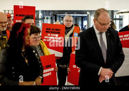APELDOORN - les employés des entreprises de travail social présentent une pétition au maire ton Heerts à Apeldoorn. Ils veulent des salaires plus élevés et une allocation de déplacement plus élevée de la part de leur employeur, l'Association des municipalités néerlandaises (VNG), en relation avec la forte inflation. ANP ROBIN VAN LONKHUIJSEN pays-bas Out - belgique Out Credit: ANP/Alay Live News Banque D'Images