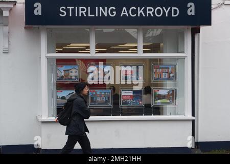 Egham, Surrey, Royaume-Uni. 26th janvier 2023. Une fille passe devant un agent immobilier à Egham. Malgré la crise actuelle du coût de la vie, Egham a un marché fort de lettings en raison des nombreux étudiants qui étudient au Strode's College et à Royal Holloway. Crédit : Maureen McLean/Alay Live News Banque D'Images