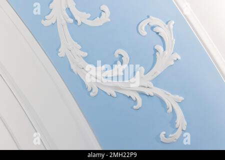 bas-relief en gypse blanc, détails de conception de mur dans le style rococo, modèle abstrait d'architecture classique Banque D'Images