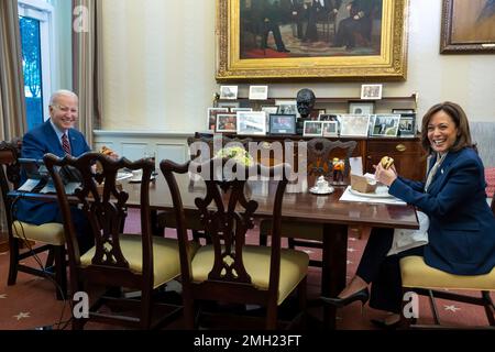 Le président Joe Biden passe une commande pour son déjeuner avec le vice-président du restaurant local « Burger fantôme » tout en enregistrant une vidéo sur l'importance de soutenir les petites entreprises, mardi, 17 janvier 2023, dans la salle à manger du bureau ovale. (Photo officielle de la Maison Blanche par Adam Schultz) Banque D'Images