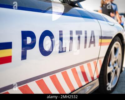 Bucarest, Roumanie - 10.07.2022: Voiture de police dans la rue. Patrouille de police roumaine. Gros plan. Banque D'Images