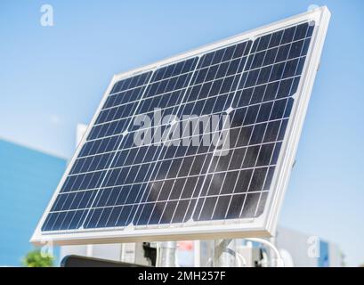 Gros plan avec un panneau solaire photovoltaïque Banque D'Images