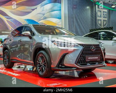 Bucarest, Roumanie - 10.07.2022: Vue avant avec la nouvelle voiture hybride de luxe Lexus NX 350h Banque D'Images