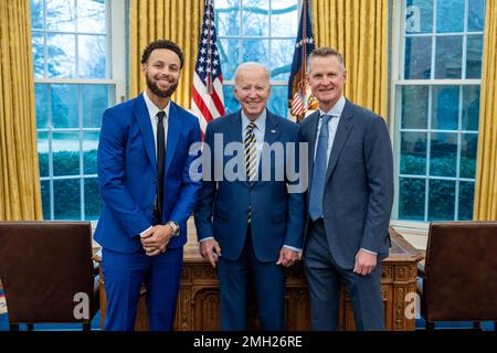 Le président Joe Biden fait une visite du Bureau ovale à la garde Steph Curry des Golden State Warriors et à l'entraîneur-chef Steve Kerr, mardi, 17 janvier 2023, avant un événement célébrant le championnat NBA 2022 de l'équipe. (Photo officielle de la Maison Blanche par Adam Schultz) Banque D'Images