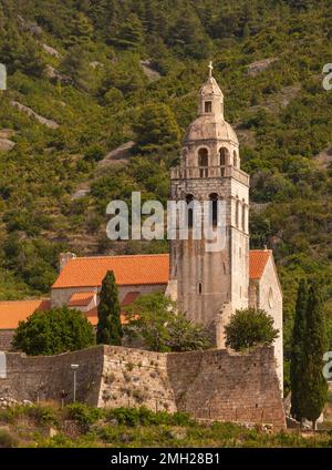 KOMIZA, CROATIE, EUROPE - ST. Eglise de Nicolas, dans la ville côtière de Komiza, sur l'île de vis, dans la mer Adriatique. Banque D'Images