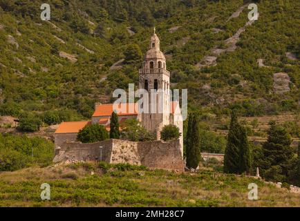 KOMIZA, CROATIE, EUROPE - ST. Eglise de Nicolas, dans la ville côtière de Komiza, sur l'île de vis, dans la mer Adriatique. Banque D'Images