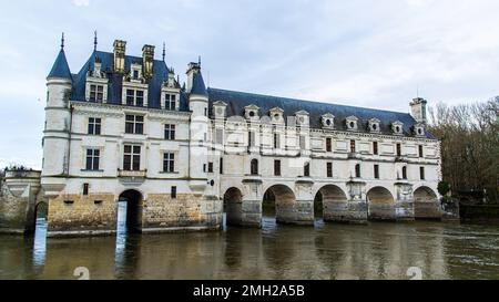 Chenonceau, France - décembre 29 2022 : Château de Chenonceau de l'autre côté de la rivière le cher Banque D'Images