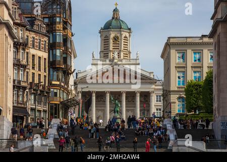 Église Saint Jaques à la place Royale. Sur la gauche se trouve le bâtiment Art Nouveau de la vieille Angleterre et en face du musée Magritte de Bruxelles. Belgique. Banque D'Images