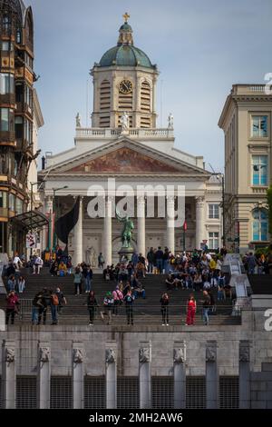 Église Saint Jaques à la place Royale. Sur la gauche se trouve le bâtiment Art Nouveau de la vieille Angleterre et en face du musée Magritte de Bruxelles. Belgique. Banque D'Images