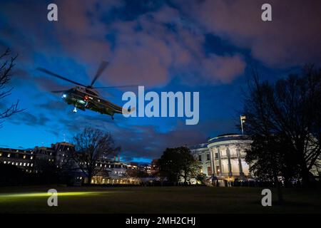 Le président Joe Biden part pour Rehoboth Beach, Delaware, de la pelouse sud de la Maison Blanche à bord de Marine One, vendredi, 20 janvier 2023. (Photo officielle de la Maison Blanche par Carlos Fyfe) Banque D'Images