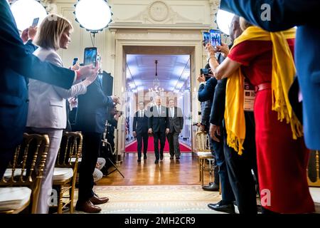 Le président Joe Biden arrive avec le maire de Miami, Francis Suarez, à gauche, et le maire de Columbus, Andrew Ginther, de l'Ohio, avant de faire des remarques aux maires bipartites présents aux États-Unis Conférence des maires Réunion d'hiver, vendredi, 20 janvier 2023, dans la salle est de la Maison Blanche. (Photo officielle de la Maison Blanche par Carlos Fyfe) Banque D'Images