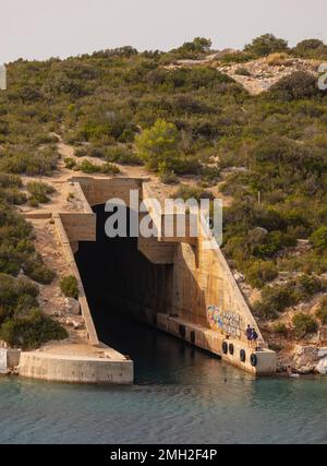 ÎLE DE vis, CROATIE, EUROPE - tunnel sous-marin dans la baie de Parja. Base sous-marine de Jastog, ancienne base navale de Yougoslavie. Banque D'Images