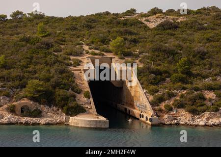 ÎLE DE vis, CROATIE, EUROPE - tunnel sous-marin dans la baie de Parja. Base sous-marine de Jastog, ancienne base navale de Yougoslavie. Banque D'Images