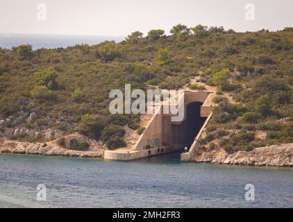 ÎLE DE vis, CROATIE, EUROPE - tunnel sous-marin dans la baie de Parja. Base sous-marine de Jastog, ancienne base navale de Yougoslavie. Banque D'Images