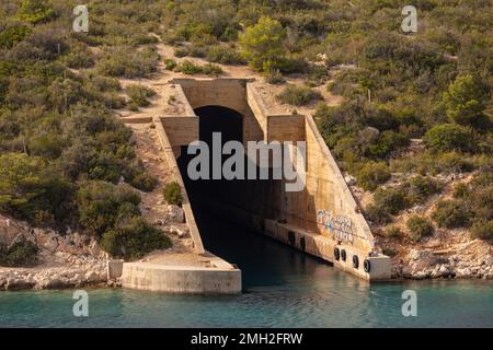 ÎLE DE vis, CROATIE, EUROPE - tunnel sous-marin dans la baie de Parja. Base sous-marine de Jastog, ancienne base navale de Yougoslavie. Banque D'Images