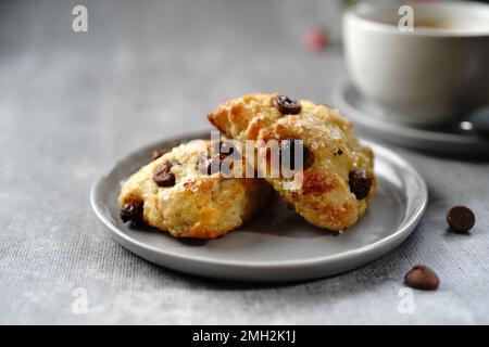 Scones maison pour le petit déjeuner aux myrtilles servis avec cappuccino, sélection Banque D'Images