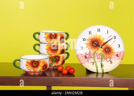 Batterie de cuisine; ensemble d'ustensiles en céramique pour servir la soupe, et horloge murale décorative. Banque D'Images