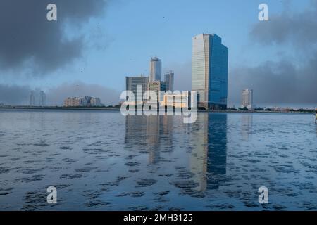 karachi pakistan 2022, karachi paysage urbain, monuments de karachi, centre commercial dolmen de clifton, golden hour. coucher de soleil à karachi, vue sur la mer Banque D'Images