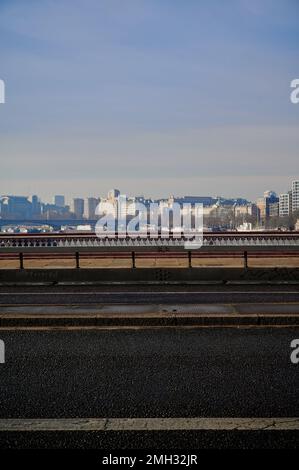 Vue sur la ligne d'horizon de londres sur le pont de blackfriars sans circulation, mais petit groupe de personnes marchant par le soleil Banque D'Images