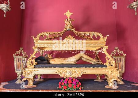 Image de notre Seigneur Jésus-Christ mort dans le trône ou plate-forme du paso du Saint-Burial (Santo Entierro) exposé à l'intérieur de l'Ermitage la Soledad Banque D'Images