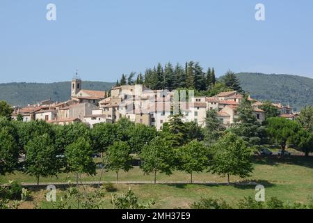 Vue panoramique sur le village d'Aiguines dans le sud de la France Banque D'Images