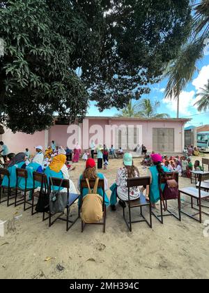 Groupe de volontaires assis sur un cercle dans le pays pauvre pour aider d'autres personnes Zanzibar, Tanzanie. Banque D'Images