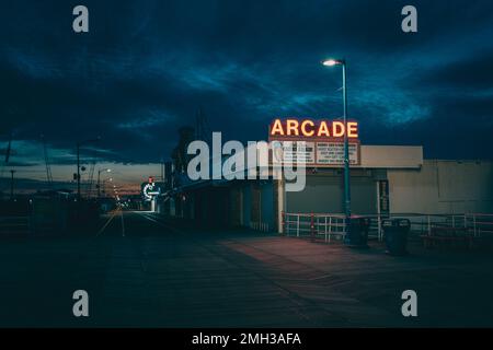 Arcade signe la nuit sur la promenade, Wildwood, New Jersey Banque D'Images