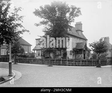 Juillet 1907 photo de l'une des maisons inlurées d'art et d'artisanat construites par George Cadbury dans son nouveau village modèle de Bournville, dans le sud-ouest de Birmingham. Le village a été principalement construit à la fin du 19th siècle et au début du 20th siècle avec des chalets et des maisons conçus pour "soulager les maux des conditions de vie modernes et plus exiguës". Copie d'archive numérisée d'un négatif en verre quart de plaque d'origine. Banque D'Images