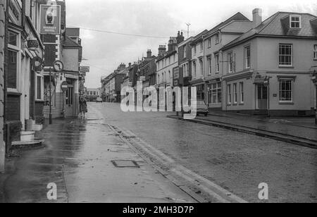 1974 image d'archive en noir et blanc de Bank Street à Ashford, Kent. Aujourd'hui considérablement remanié, l'hôtel Market a été remplacé par une nouvelle succursale de Debenhams et la route fait partie du système de gestion du trafic dans l'espace partagé d'Ashford. Banque D'Images