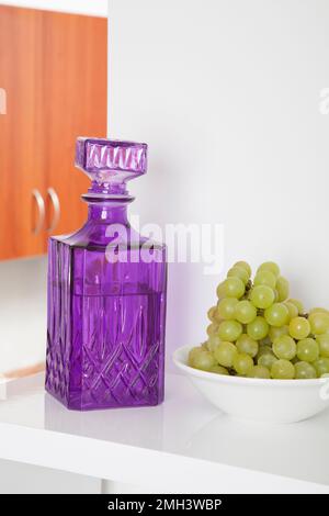 carafe en verre violet Banque D'Images