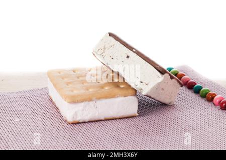 Délicieux sandwichs à la crème glacée ; photo sur fond blanc Banque D'Images