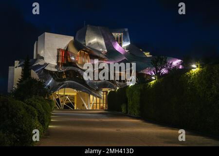 Marques de Riscal Hôtel de luxe conçu par Frank O. Gehry pour le domaine Rioja. À l'intérieur, il dispose d'un spa de vinothérapie et d'un restaurant Michelin. Espagne. Banque D'Images